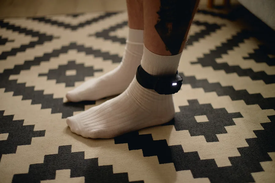Bracelet électronique, la nouvelle peine de surveillance électronique
