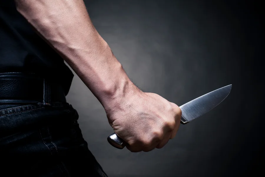 Couteau de cuisine tenu à la main, objet ordinaire pouvant être qualifié d'arme